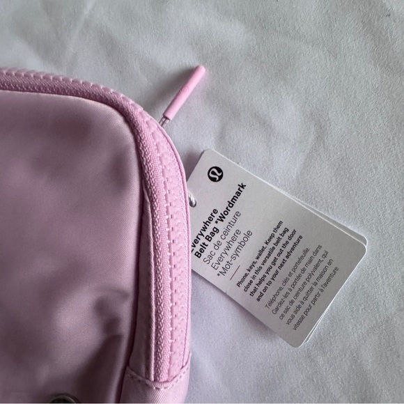 ππ Lululemon Everywhere Belt Bag Wordmark - Vitapink/White Opal/White - Picture 5 of 5